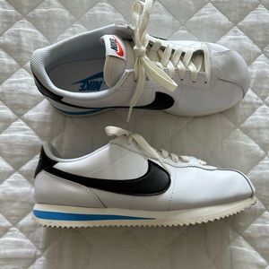 Nearly new Women’s Nike tennis shoes.